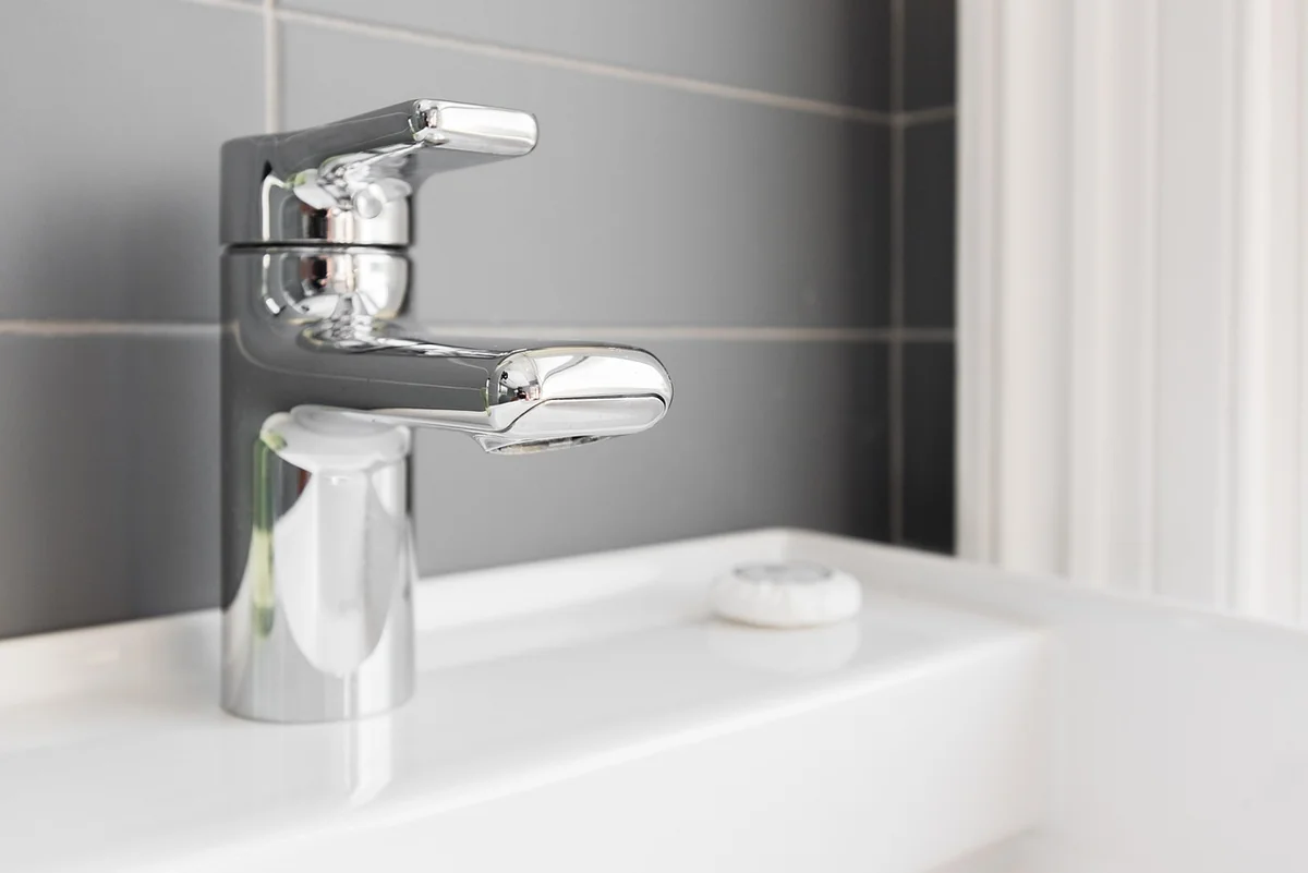 Le guide étape par étape pour poser un lavabo suspendu