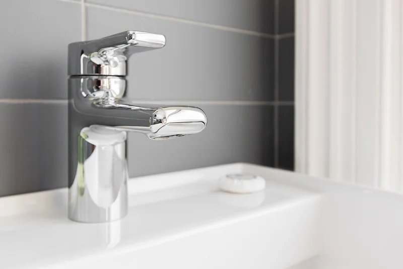 Le guide étape par étape pour poser un lavabo suspendu