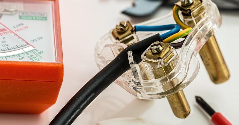 Prise électrique en panne ? Les causes courantes et solutions pour la réparer